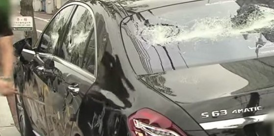 Молодой человек в Корее разбил свой автомобиль марки Mercedes из-за дефекта мотора